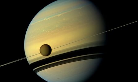 Кольца Сатурна и Энцелад влияют на цвет внутренних спутников газового гиганта