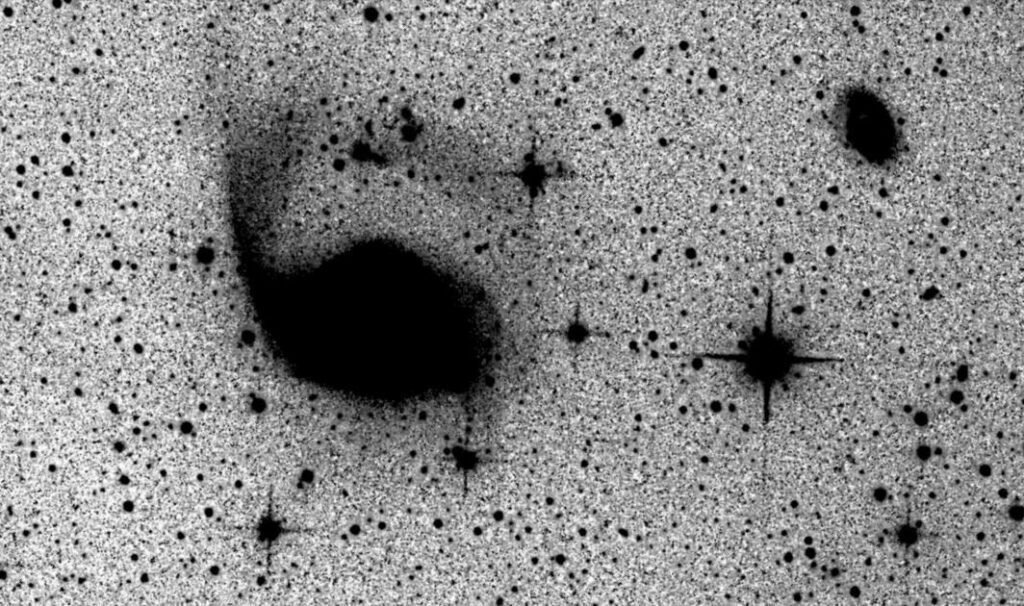 Найдена крошечная галактика с гигантской черной дырой 1