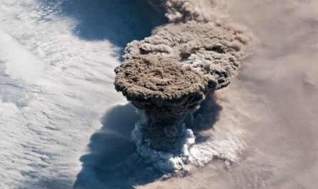 Мощное извержение вулкана Райкоке на Курилах сняли из космоса