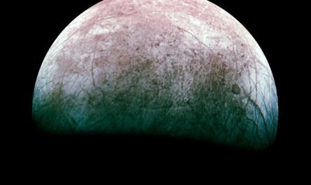 Несколько снимков поверхности Европы, ледяного спутника Юпитера