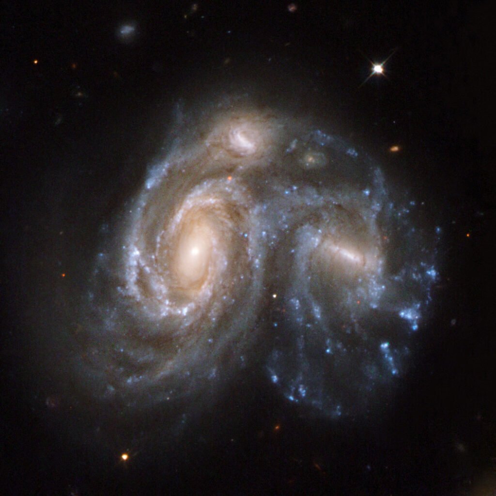 Пара взаимодействующих галактик Arp 272 1