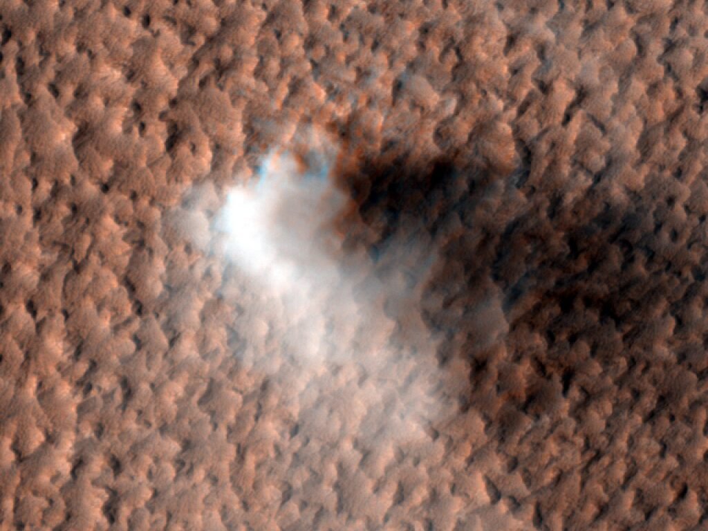 Аппарат NASA InSight зафиксировал свечения в ночном небе Марса и невидимые торнадо