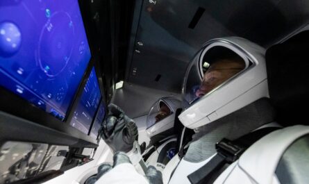 Космический корабль Crew Dragon вернул астронавтов на Землю