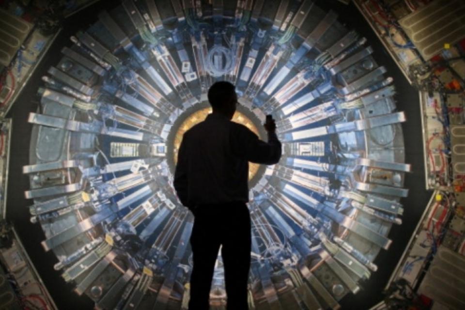Космолог Мартин Рис: Большой адронный коллайдер может уничтожить Землю