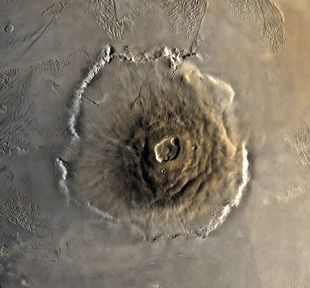 Олимп - самый большой вулкан и самая большая гора в Солнечной системе