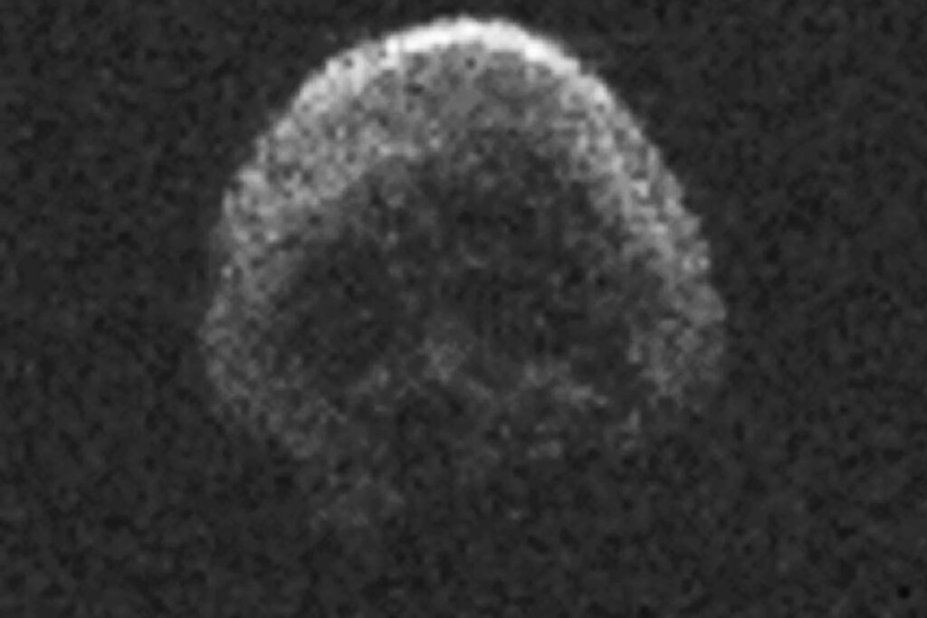 Что известно об астероиде 2015 TB145 и чем он опасен?