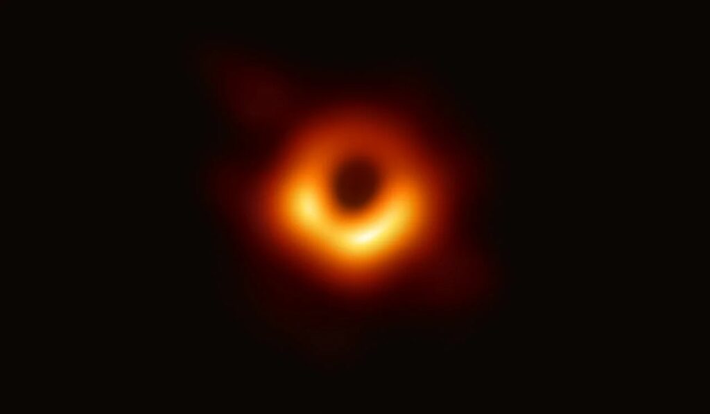 NASA показало галактику M 87, скрывающую гигантскую черную дыру