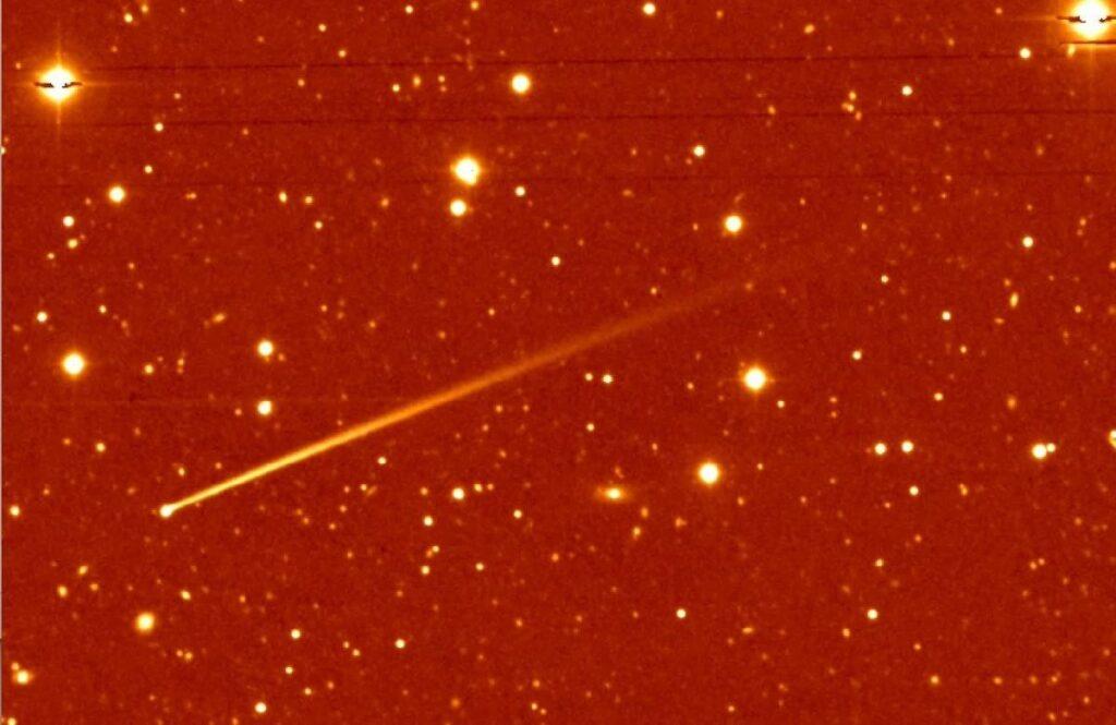 Астрономы обнаружили астероид, который меняет цвет и "отрастил" хвост, как у кометы