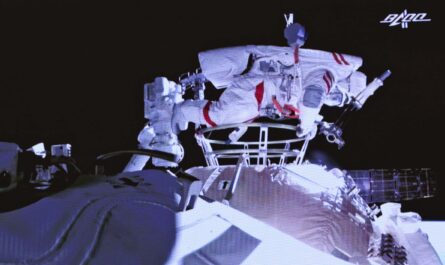 Тайконавты впервые за 13 лет вышли в открытый космос
