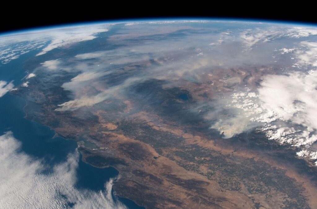 Экипаж МКС встревожен огромными лесными пожарами, охватившими Землю