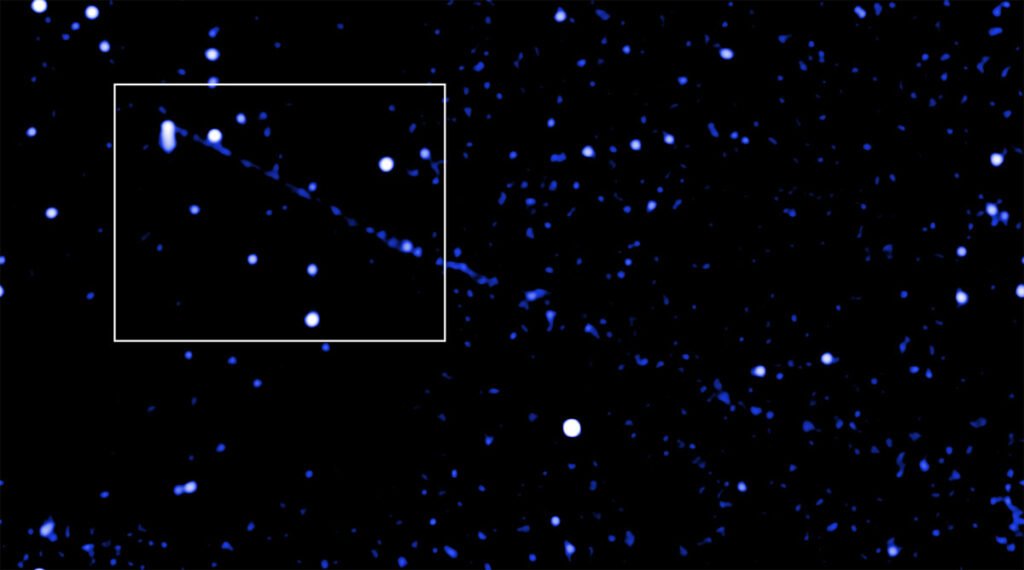 NASA показало крошечный пульсар, испускающий гигантский луч из материи и антиматерии 2