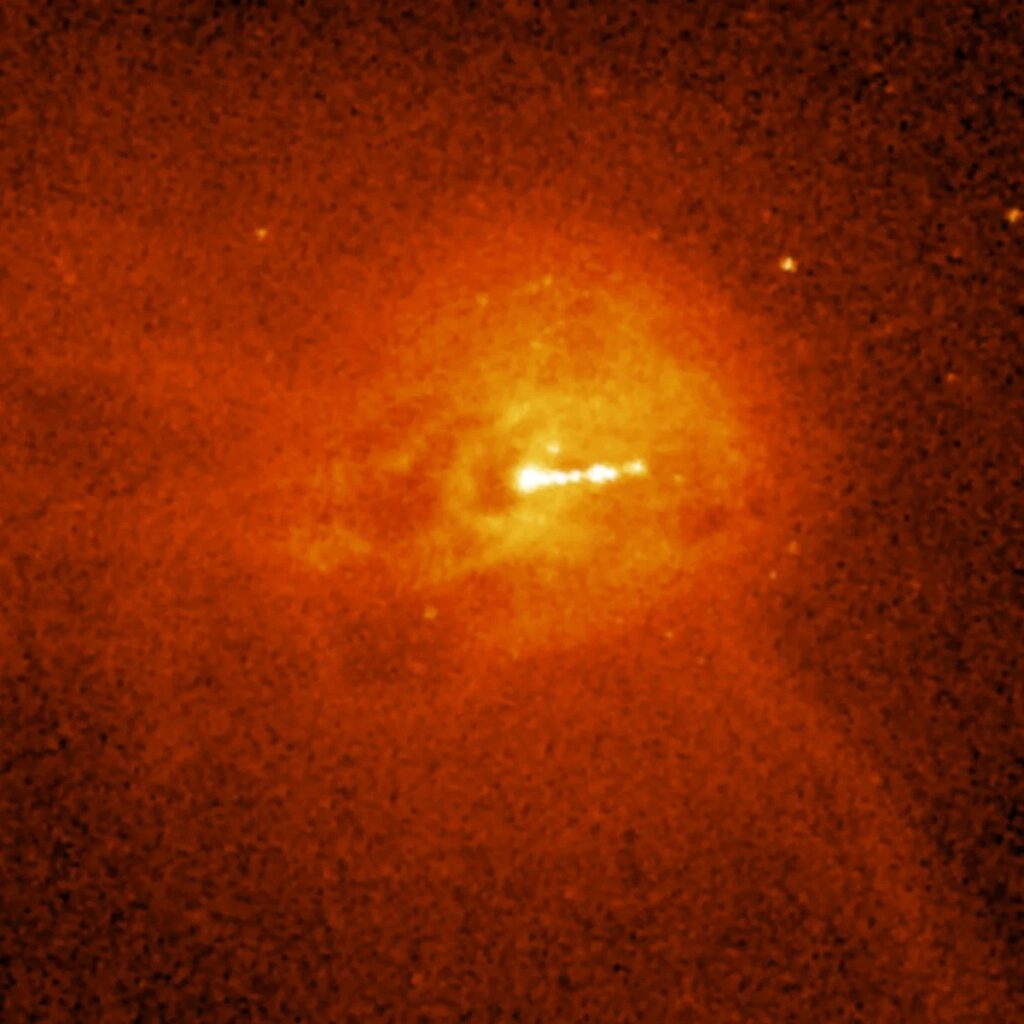 Сверхгигантская галактика M 87 с "агрессивной" черной дырой
