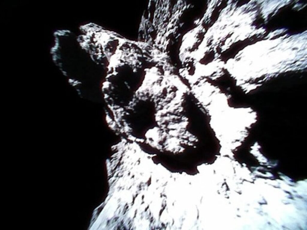 Миссия "Хаябуса-2": новые снимки и первое видео с поверхности астероида