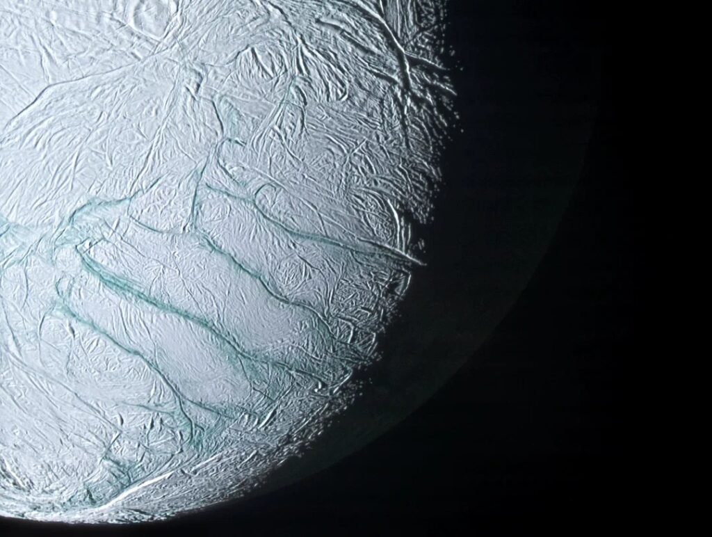 NASA "Кассини": изучение Энцелада, потенциально обитаемого спутника Сатурна