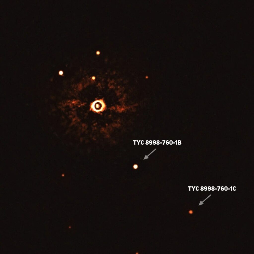 Прямое изображение другой планетной системы, в центре которой находится звезда, подобная Солнцу