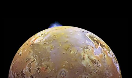 На спутнике Юпитера Ио есть расплавленная порода, температура которой превышает 1000 градусов