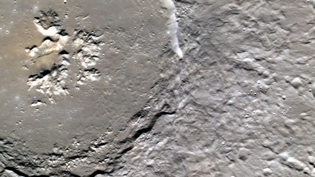 Кратер Абедин на севере Меркурия