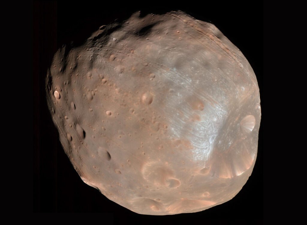 Фобос — крупнейший из двух спутников Марса