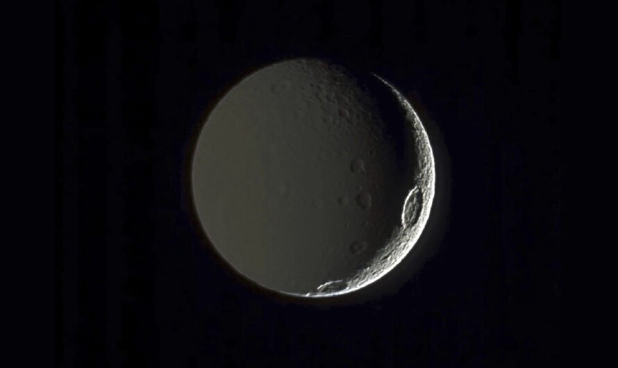 Тефия, ледяной спутник Сатурна