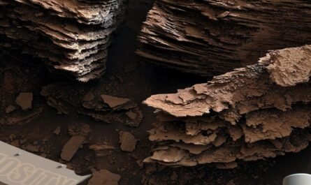 NASA Curiosity изучает любопытные слоистые скальные породы