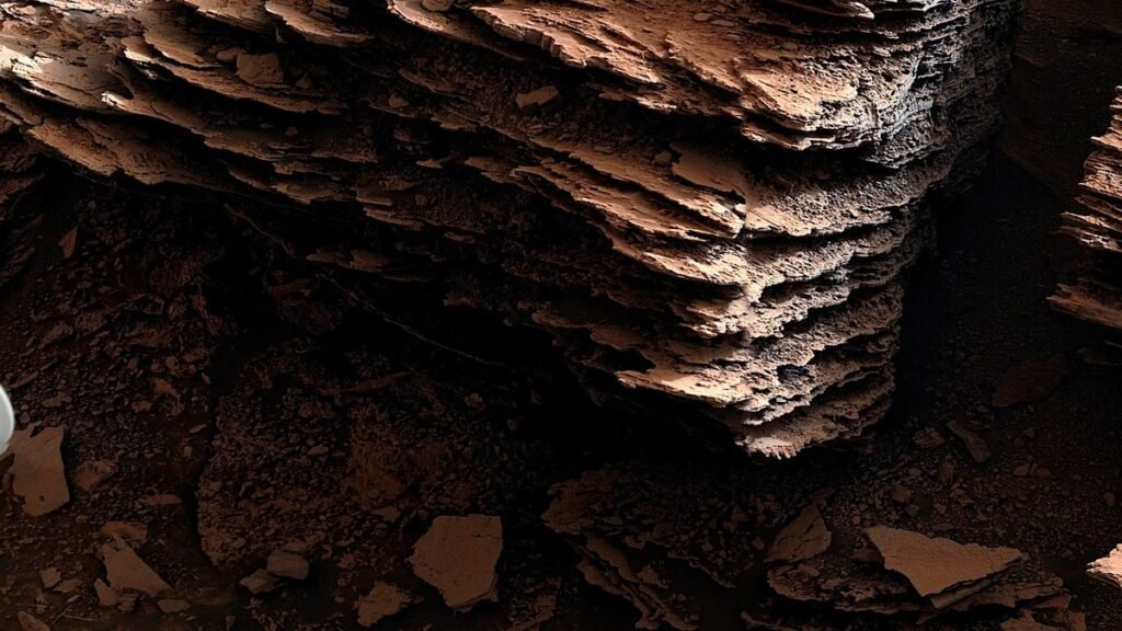 NASA Curiosity изучает любопытные слоистые скальные породы