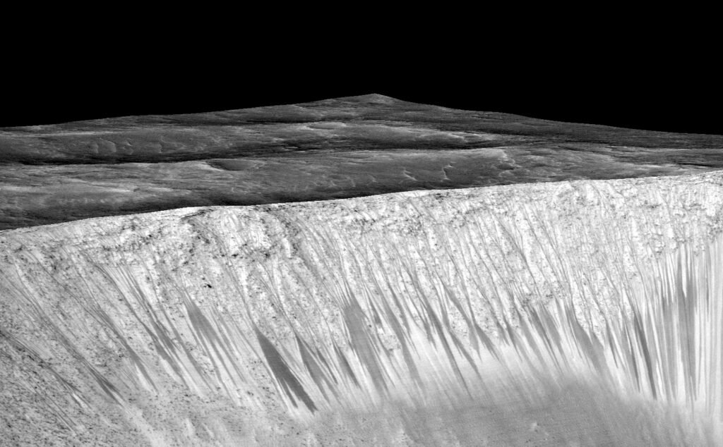 Жидкой воды на поверхности Марса нет