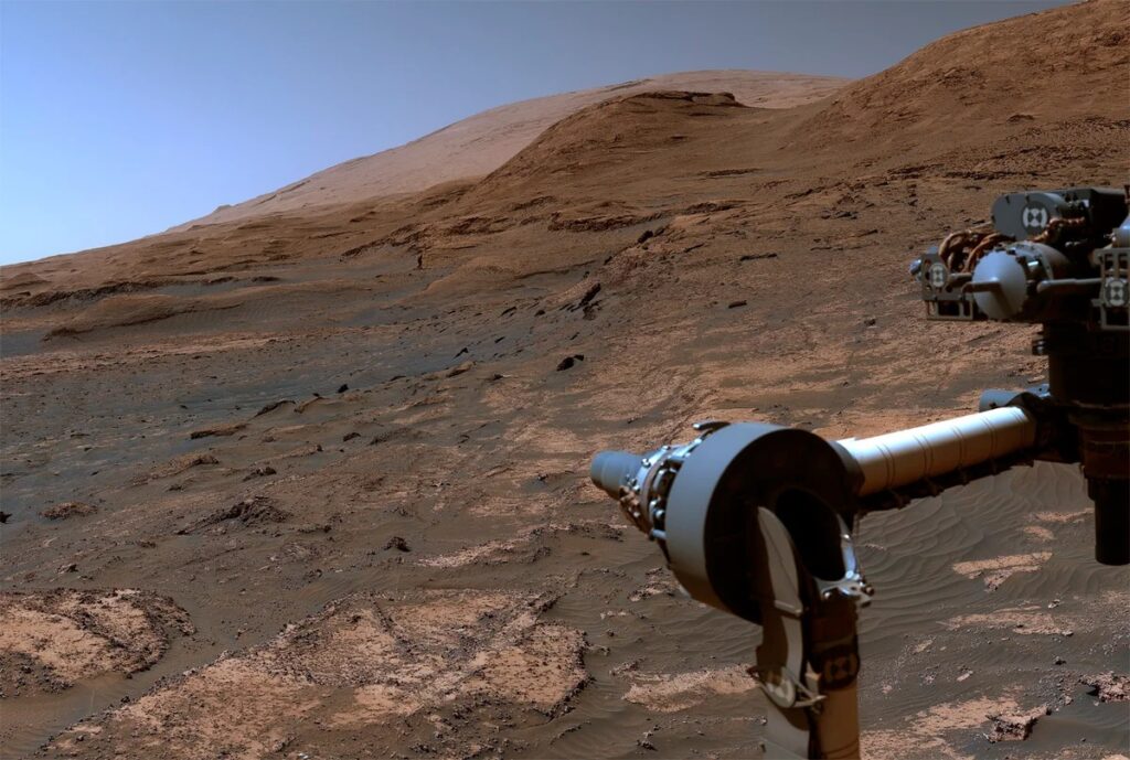 Марсоход NASA Curiosity показал панораму подножия "Горы Рафаэля Наварро" 1
