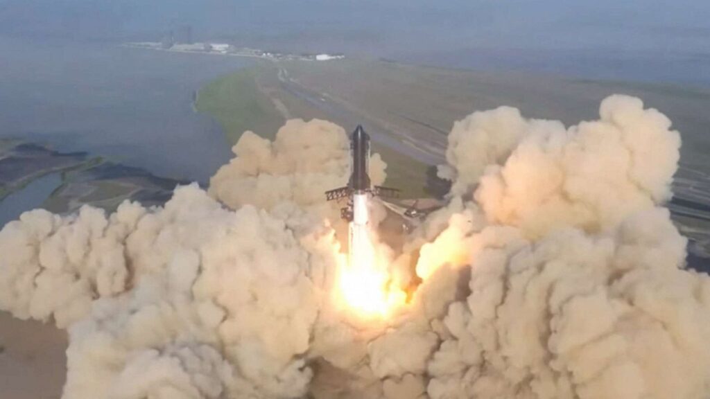 SpaceX Starship взлетел, но через несколько минут развалился на части 1