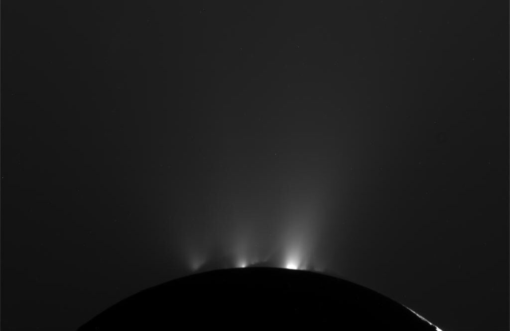 NASA «Джеймс Уэбб» наблюдал огромный водяной шлейф, исходящий от спутника Сатурна Энцелада 3