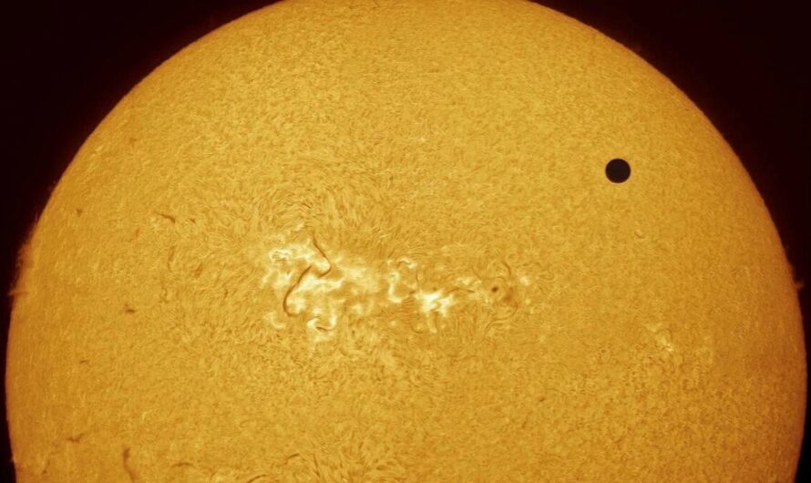 Венера, «проплывающая» перед диском Солнца